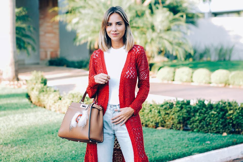 calça jeans com cardigan